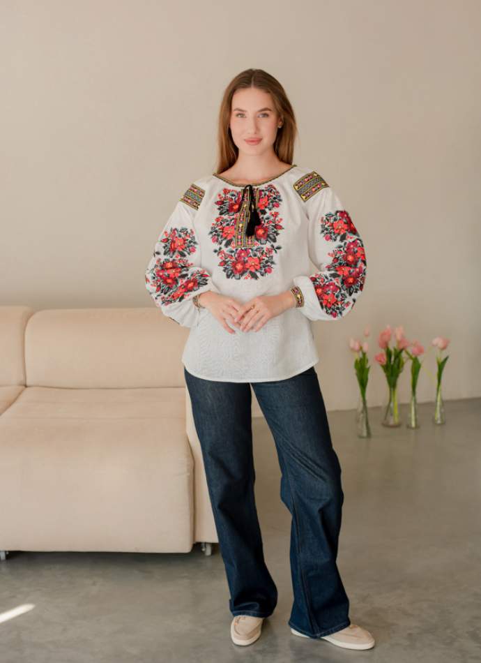 Дизайнерська вишиванка з білого льону з пишними вишитими рукавами,арт 4688