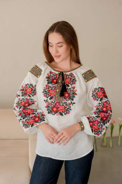 Дизайнерська вишиванка з білого льону з пишними вишитими рукавами,арт 4688