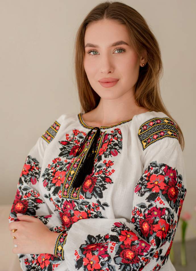 Дизайнерська вишиванка з білого льону з пишними вишитими рукавами,арт 4688