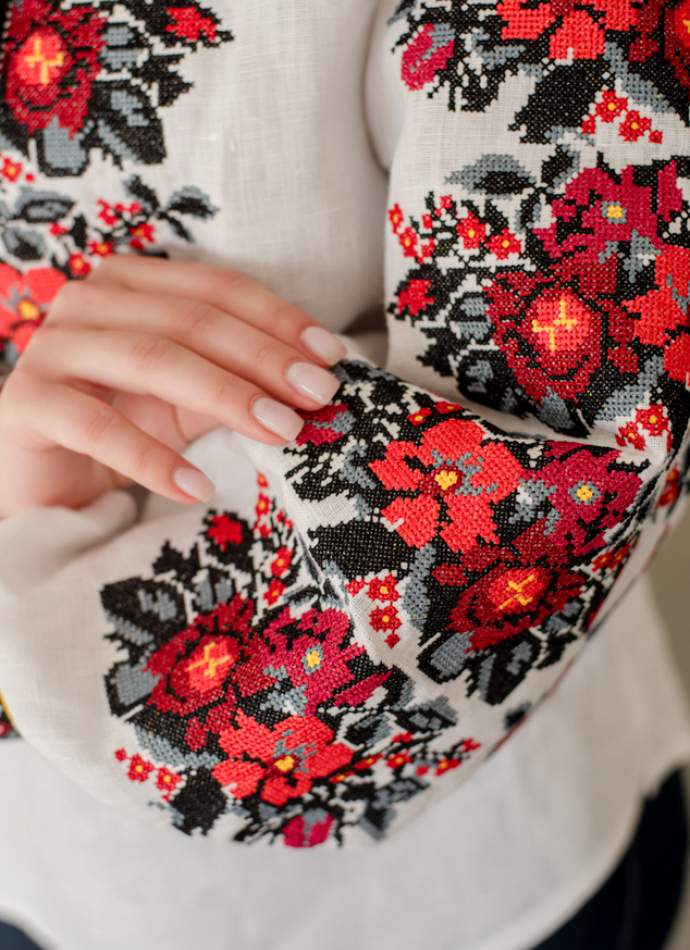 Дизайнерська вишиванка з білого льону з пишними вишитими рукавами,арт 4688