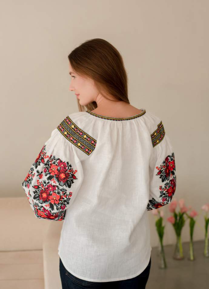 Дизайнерська вишиванка з білого льону з пишними вишитими рукавами,арт 4688