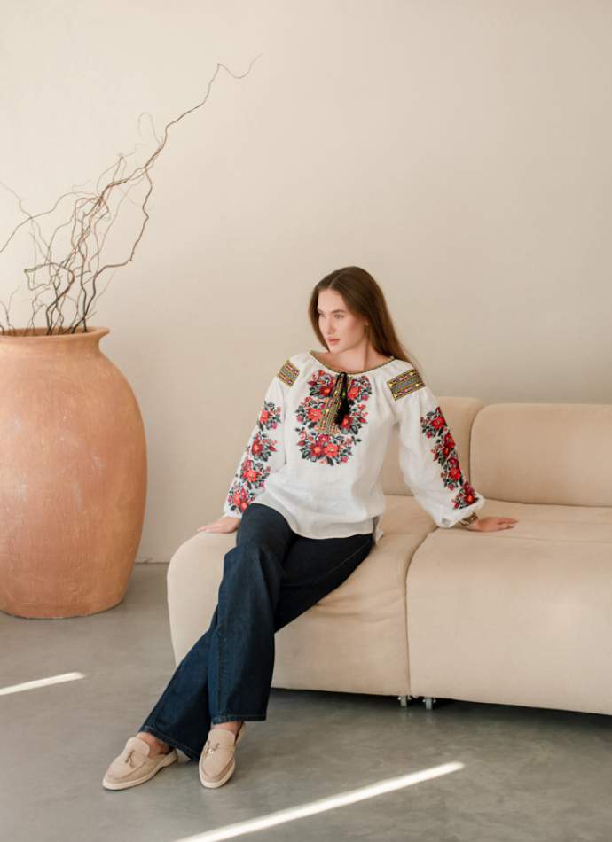 Дизайнерська вишиванка з білого льону з пишними вишитими рукавами,арт 4688